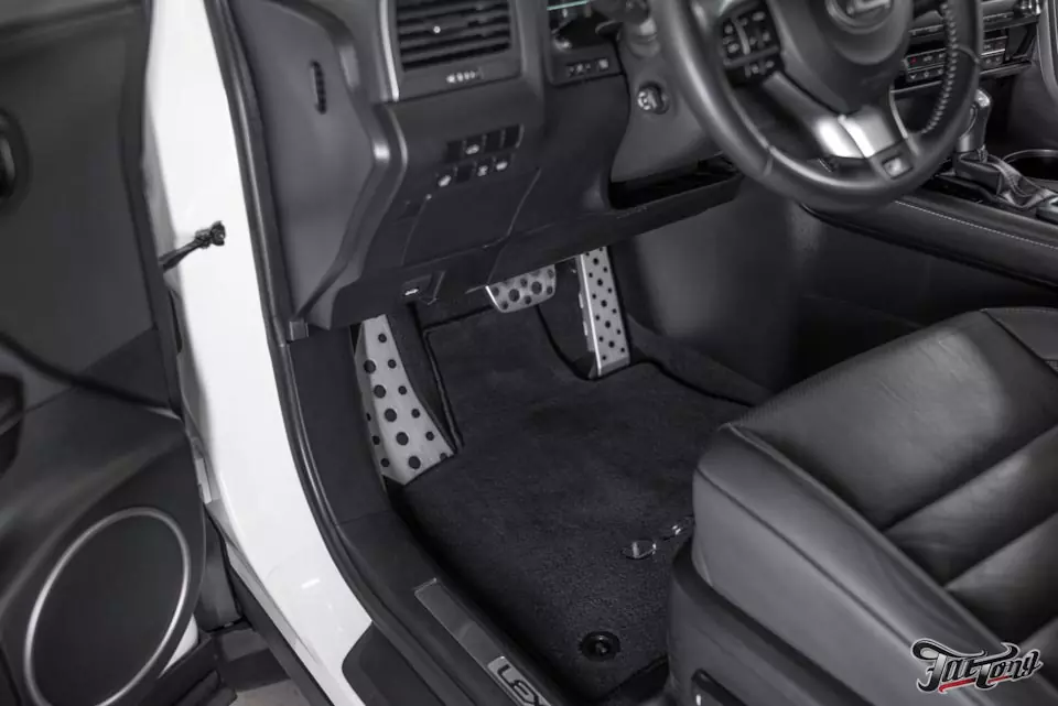 Lexus RX. Комплексная шумоизоляция салона и деликатная химчистка салона.